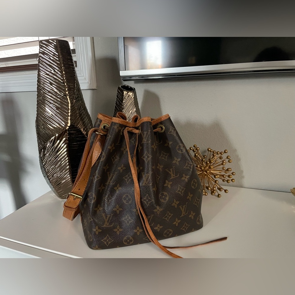 Luis Vuitton bucket bag vintage